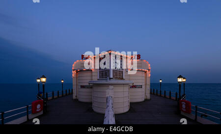 Worthing Art Deco Pier und Uhr im Abendlicht. Bild von Julie Edwards Stockfoto