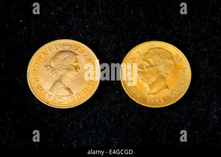 Zwei Goldmünzen: links eine britische Sovereign mit Königin Elizabeth II; rechts eine italienische 20 Lire (Marenghi) mit König Umberto ich. Stockfoto
