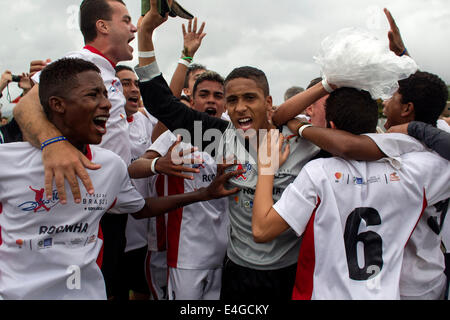 (140710) - RIO DE JANEIRO, 10. Juli 2014 (Xinhua)--Spieler aus der Nachbarschaft zu feiern, nach dem Sieg über die Vidigal Nachbarschaft im Endspiel des sozialen Cup in der Marina da Gloria in Rio De Janeiro, Brasilien, am 10. Juli 2014 Rocinha. Die soziale Cup wird von Zico 10 Projekt, initiiert von Zico, Brasiliens Legende-Football-Spieler, in Zusammenarbeit mit Gemeinde und staatlichen Behörden organisiert. Dies ist ein Turnier, wo acht Kinder im Alter von 15 oder weniger, was ihre armen Gemeinden in Rio De Janeiro, Mannschaften für eine indoor-Fußball-Meisterschaft. (Xinhua/Guillermo Ari Stockfoto