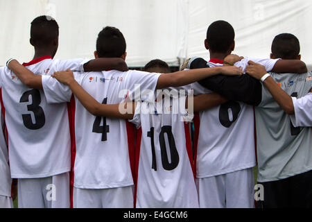 (140710) - RIO DE JANEIRO, 10. Juli 2014 (Xinhua)--Spieler aus der Nachbarschaft zu sammeln auf dem Spielfeld vor ihrem letzten Spiel der sozialen Cup gegen Stadtteil Vidigal in der Marina da Gloria in Rio De Janeiro, Brasilien, am 10. Juli 2014 Rocinha. Die soziale Cup wird von Zico 10 Projekt, initiiert von Zico, Brasiliens Legende-Football-Spieler, in Zusammenarbeit mit Gemeinde und staatlichen Behörden organisiert. Dies ist ein Turnier, wo acht Kinder im Alter von 15 oder weniger, was ihre armen Gemeinden in Rio De Janeiro, Mannschaften für eine indoor-Fußball-Meisterschaft. (Xinhua/Guill Stockfoto