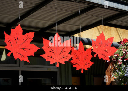 Kanadische Red Maple Leaf Dekorationen vor einem Geschäft auf Granville Island, Vancouver, Britisch-Kolumbien, Kanada Stockfoto