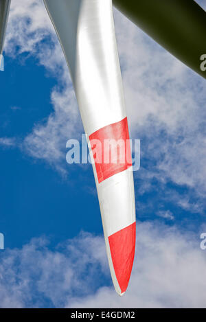 Deutschland Schleswig-Holstein Nortorf, den Bau der Windkraftanlage SENVION 3.2M114, Leistung 3,2 Megawatt, Rotorblatt mit roten und weißen Beschichtung Stockfoto