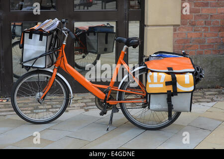 Ein TNT Post Service orange Bike im Stadtzentrum von Manchester. Stockfoto