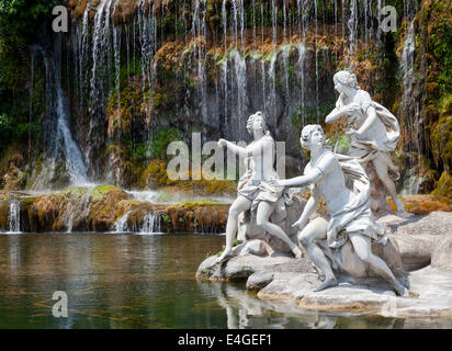 Brunnen von Diana und Aktäon und den großen Wasserfall. Mythologische Statuen von Nymphen in dem Garten Königspalast von Caserta. Stockfoto