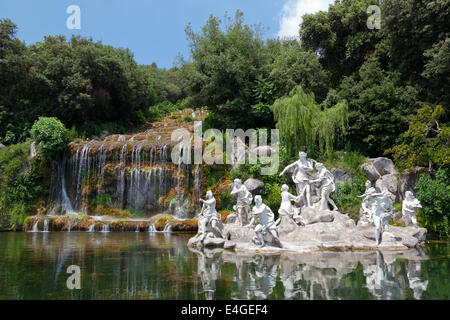 Brunnen von Diana und Aktäon und den großen Wasserfall. Mythologische Statuen von Nymphen in dem Garten Königspalast von Caserta. Stockfoto