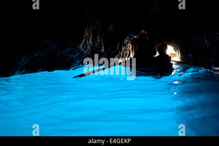 Die Blaue Grotte, auf Italienisch "Grotta Azzurra", ist eine Wasserhöhle, die an der Küste der Insel Capri, Süditalien Stockfoto