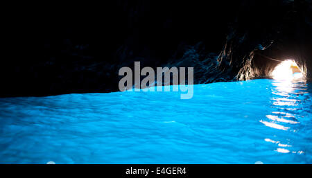 Die Blaue Grotte, auf Italienisch "Grotta Azzurra", ist eine Wasserhöhle, die an der Küste der Insel Capri, Süditalien Stockfoto