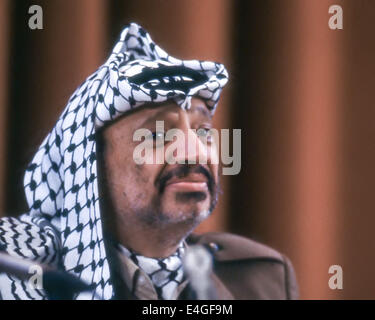 Moskau, RU. 6. November 1987. YASSER ARAFAT, Vorsitzender von der Palästinensischen Befreiungsorganisation (PLO), auf einer Pressekonferenz in Moskau, UdSSR, während der Feier des 70. Jahrestages der Sozialistischen Oktoberrevolution. © Arnold Drapkin/ZUMA Draht/Alamy Live-Nachrichten Stockfoto