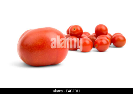 Große Tomate auf dem Hintergrund der kleine Kirsche Stockfoto