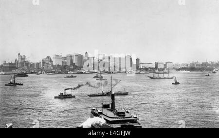 New York Hafen - Blick auf die New York City Waterfront aus über einen Fluss Fähre "Plainfield" in den Vordergrund, Schlepper und Boote in den mittleren Boden, mehrere "Pennsylvania Railroad" Piers auf der Uferpromenade, mit hohen Gebäuden im Hintergrund, ca. 1905 Stockfoto