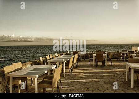 Restaurant auf La Puritate (das ist die Reinheit) anzeigen: der Strand von der alten Stadt von Gallipoli (Le) im Süden von Italien Stockfoto