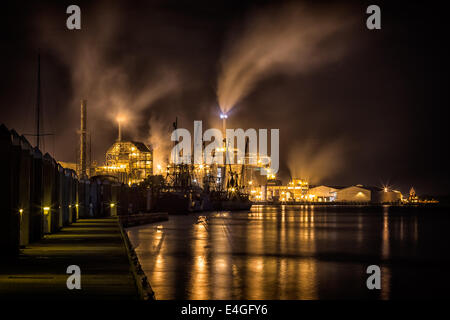 Dramatische Nacht Foto von Fernandina Beach Garnelen Boatssilhouetted von den Lichtern der Rayonier Zellstofffabrik auf Amelia Island, Flor Stockfoto