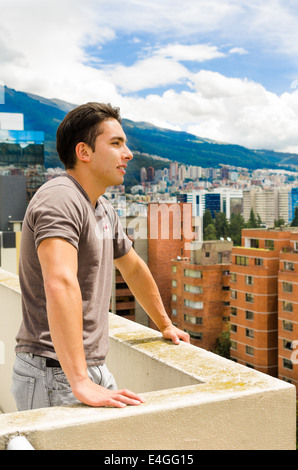 junger Mann, Blick auf Quito Stadtblick vom Balkon Stockfoto