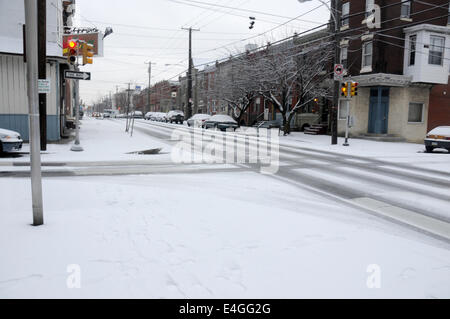 Schneebedeckte Straße in Philadelphia, PA, USA. Stockfoto