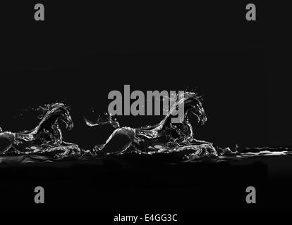 Silhouetten von zwei laufende Pferde aus Wasser auf schwarzen Hintergrund gemacht. Stockfoto