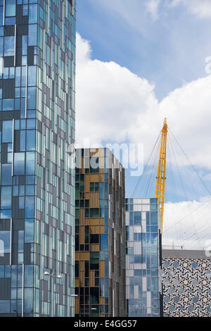 Die O2 Arena und moderne Wohnblocks auf der Themse in London, UK, es wurde offiziell der Millenium Dome. Stockfoto