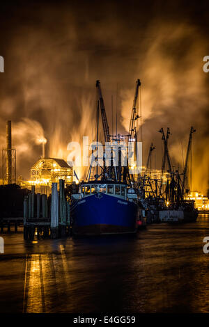 Dramatische Nacht Foto von Fernandina Beach Krabbenkutter beleuchtet von den Lichtern der Rayonier Zellstofffabrik auf Amelia Island. Stockfoto