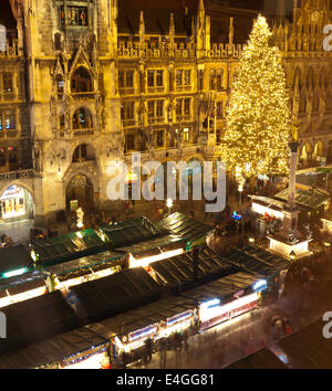 Luftaufnahme von München mit Weihnachten Markt, Deutschland. Stockfoto