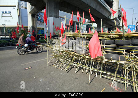 Straßenproteste zwischen pro-Thaksin "Red Shirt" Demonstranten und Royalist 'gelbes Shirt"Demonstranten in 2010. Stockfoto