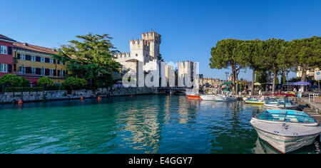 Scaliger Burg (Castello Scaligero) in Sirmione am Gardasee, Lombardei, Italien, Europa Stockfoto