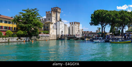 Scaliger Burg (Castello Scaligero) in Sirmione am Gardasee, Lombardei, Italien, Europa Stockfoto