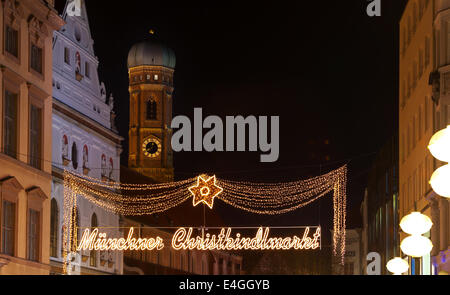 Die Münchner Märkte sind atemberaubend schön mit Lichterketten entlang der Straßen und beleuchtete Weihnachtsbäume und Sterne Stockfoto