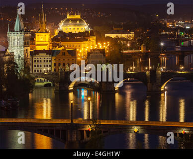 Reisen Sie Prag Konzept Hintergrund - erhöhten Blick auf Brücken über die Moldau vom Letná Park. Prag, Tschechische Republik in twiligh Stockfoto