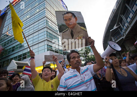 Straßenproteste zwischen pro-Thaksin "Red Shirt" Demonstranten und Royalist 'gelbes Shirt"Demonstranten in 2010. Stockfoto