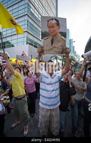 Straßenproteste zwischen pro-Thaksin "Red Shirt" Demonstranten und Royalist 'gelbes Shirt"Demonstranten in 2010. Stockfoto