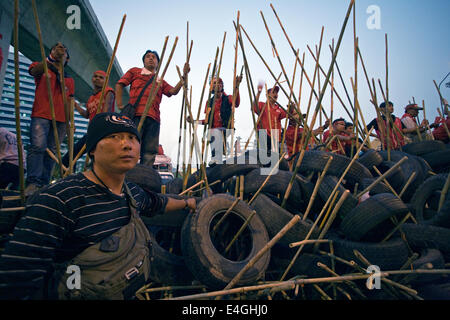 Straßenproteste zwischen pro-Thaksin "Red Shirt" Demonstranten und Royalist 'gelbes Shirt"Demonstranten in 2010. Stockfoto