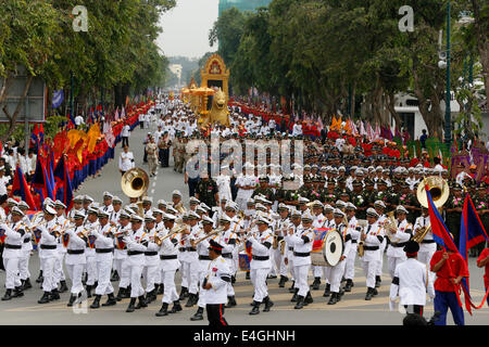 Phnom Penh, Kambodscha. 11. Juli 2014. Die späten kambodschanischer König Sihanouk Überreste sind durch Straßen in Phnom Penh, Kambodscha, 11. Juli 2014 marschierten. Tausende von Menschen nahmen an einer religiösen Prozession am Freitagmorgen, die Überreste von Kambodschas am meisten verehrten König-Vater Norodom Sihanouk, starb an Krankheit in Peking im Jahr 2012 zu verankern. Bildnachweis: Phearum/Xinhua/Alamy Live-Nachrichten Stockfoto