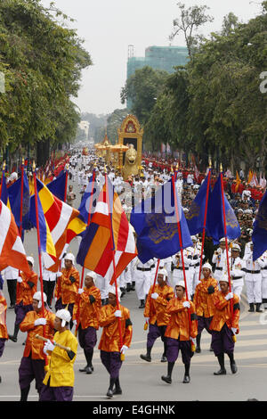 Phnom Penh, Kambodscha. 11. Juli 2014. Die späten kambodschanischer König Sihanouk Überreste sind durch Straßen in Phnom Penh, Kambodscha, 11. Juli 2014 marschierten. Tausende von Menschen nahmen an einer religiösen Prozession am Freitagmorgen, die Überreste von Kambodschas am meisten verehrten König-Vater Norodom Sihanouk, starb an Krankheit in Peking im Jahr 2012 zu verankern. Bildnachweis: Phearum/Xinhua/Alamy Live-Nachrichten Stockfoto