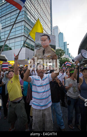 Straßenproteste zwischen pro-Thaksin "Red Shirt" Demonstranten und Royalist 'gelbes Shirt"Demonstranten in 2010. Stockfoto