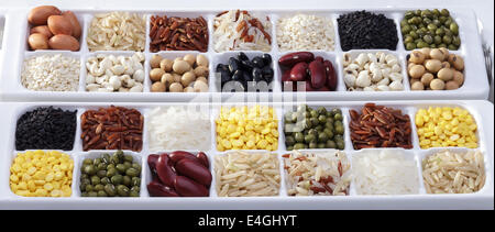 Mischung aus getrockneten Linsen, Erbsen, Getreide, Bohnen als Hintergrund Stockfoto