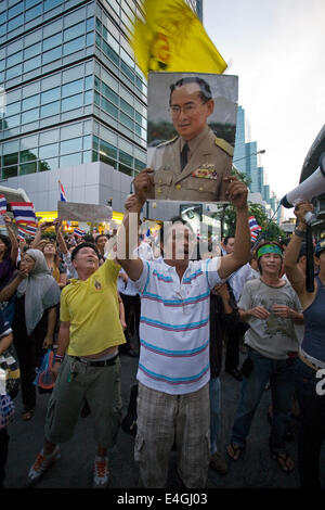 Straßenproteste zwischen pro-Thaksin "Red Shirt" Demonstranten und Royalist 'gelbes Shirt"Demonstranten in 2010. Stockfoto