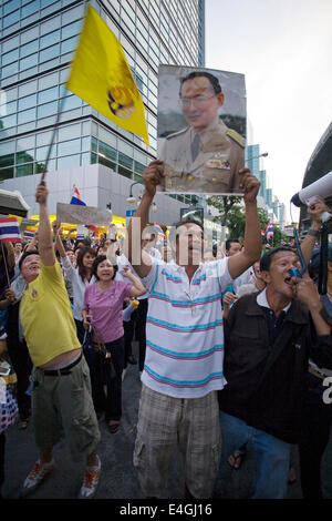 Straßenproteste zwischen pro-Thaksin "Red Shirt" Demonstranten und Royalist 'gelbes Shirt"Demonstranten in 2010. Stockfoto