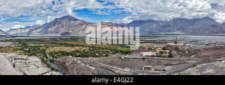 Panorama des Nubra Tal im Himalaya mit riesigen Buddha-Statue in Diskit, Ladakh, Indien Stockfoto