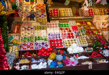 Dekorationen für den Verkauf auf Weihnachtsmarkt, München, Deutschland Stockfoto