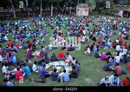 Dhaka, Bangladesch. 10. Juli 2014. Studenten der Universität von Dhaka warten, um ihr Fasten brechen während der islamischen Fastenmonats Ramadan auf dem Campus der Universität von Dhaka in Dhaka, Bangladesch, 10. Juli 2014. © Shariful Islam/Xinhua/Alamy Live-Nachrichten Stockfoto