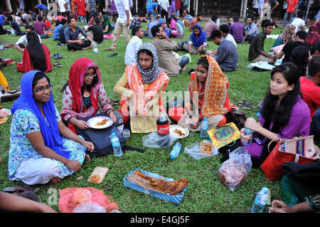 Dhaka, Bangladesch. 10. Juli 2014. Studenten der Universität von Dhaka warten, um ihr Fasten brechen während der islamischen Fastenmonats Ramadan auf dem Campus der Universität von Dhaka in Dhaka, Bangladesch, 10. Juli 2014. © Shariful Islam/Xinhua/Alamy Live-Nachrichten Stockfoto