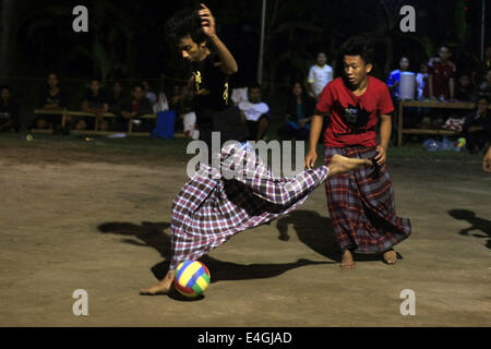 Bantul, Yogyakarta, Indonesien. 10. Juli 2014. Yogyakarta, Indonesien - 10 Juli. Spieler im Wettbewerb um die Kugel während der Partie Fußball Sarong zwischen Moschee am 10. Juli 2014 in Yogyakarta, Indonesien. Die Veranstaltung fand statt, um den Monat Ramadan zu beleben. © Nugroho Hadi Santoso/NurPhoto/ZUMA Draht/Alamy Live-Nachrichten Stockfoto