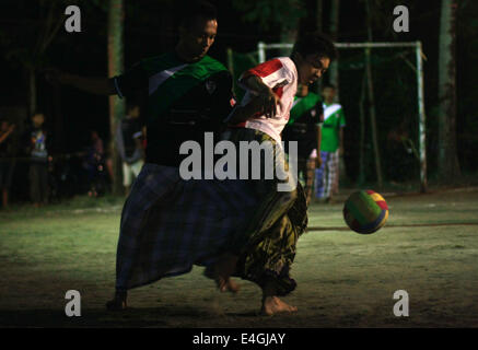 Bantul, Yogyakarta, Indonesien. 10. Juli 2014. Yogyakarta, Indonesien - 10 Juli. Spieler im Wettbewerb um die Kugel während der Partie Fußball Sarong zwischen Moschee am 10. Juli 2014 in Yogyakarta, Indonesien. Die Veranstaltung fand statt, um den Monat Ramadan zu beleben. © Nugroho Hadi Santoso/NurPhoto/ZUMA Draht/Alamy Live-Nachrichten Stockfoto