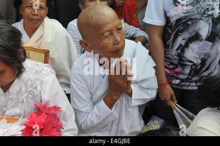 Phnom Penh, Kambodscha. 11. Juli 2014. Menschen besuchen die Feier zum späten kambodschanischer König Sihanouk bleibt in Phnom Penh, Kambodscha, 11. Juli 2014 zu verankern. Tausende von Menschen nahmen an einer religiösen Prozession am Freitagmorgen, die Überreste von Kambodschas am meisten verehrten König-Vater Norodom Sihanouk, starb an Krankheit in Peking im Jahr 2012 zu verankern. Bildnachweis: Li Hong/Xinhua/Alamy Live-Nachrichten Stockfoto