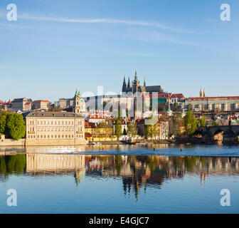 Ansicht von Mala Strana und Prager Burg über der Moldau. Prag, Tschechische Republik Stockfoto