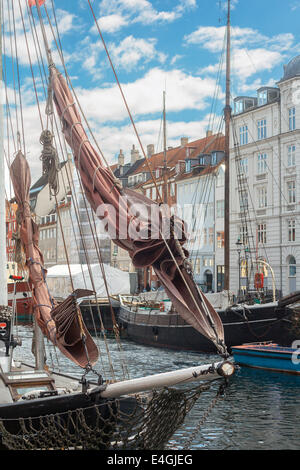 Segelboot Mast auf einem Hintergrund von Gebäuden Stockfoto