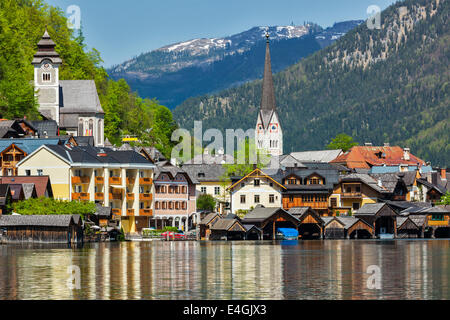 Österreichischen Reiseziel Hallstatt Feriendorf am Hallstätter See in Österreichische Alpen. Salzkammergut-Region, Österreich Stockfoto