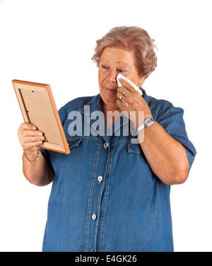 Alte Dame schreit gerade einen leeren Bilderrahmen auf weiß. Stockfoto