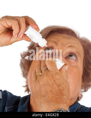 Ältere Frau Augentropfen Anwendung auf weißem Hintergrund Stockfoto