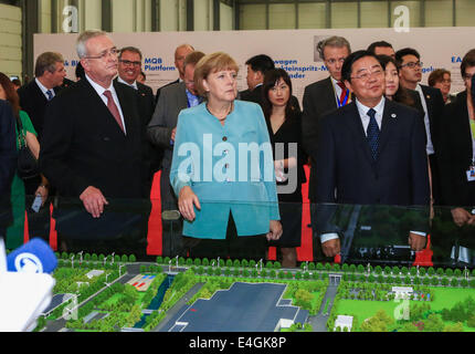 HANDOUT - Bundeskanzlerin Angela Merkel, Volkswagen CEO Martin Winterkorn (C) und Xu Jianyi, Chairman of FAW (R) in Chengdu, Provinz Sichuan, China, 6. Juli 2014. Zhou Xin/Volkswagen (Achtung: Editorial verwenden nur obligatorische Guthaben: Zhou Xin/Volkswagen) Stockfoto
