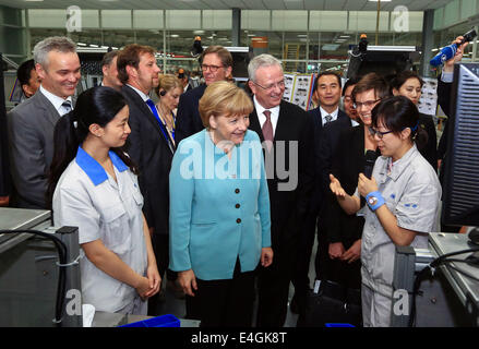 HANDOUT - (erste Reihe, von links nach rechts) Prof. Dr. Martin Winterkorn, Vorstandsvorsitzender der Volkswagen AG; Dr. Angela Merkel, Bundeskanzlerin Deutschlands; Prof. Dr. Jochem Heizmann, President und CEO der Volkswagen Group China in Chengdu, Provinz Sichuan, China, 6. Juli 2014. Zhou Xin/Volkswagen (Achtung: Nur Für Die Redaktionelle Verwendung Bei Nennung der Quelle: Zhou Xin/Volkswagen)-(Achtung: Editorial verwenden nur obligatorische Guthaben: Zhou Xin/Volkswagen) Stockfoto